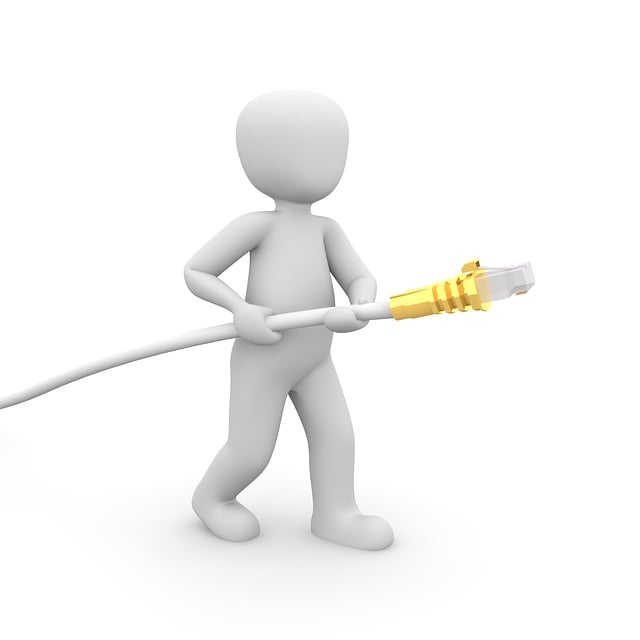 ドライヤーホルダーにドライヤーを収納する手元と、コードをきれいにまとめる様子