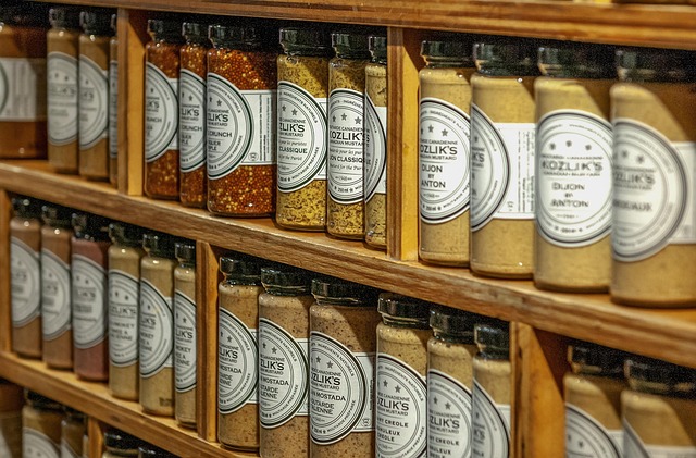 様々なブランドのドライヤーホルダーが並べられたディスプレイ。ロゴやデザインが異なる