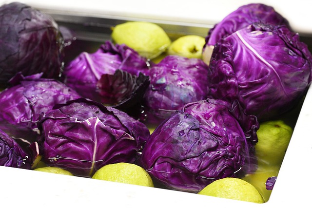 ザルで野菜を洗う手元と、洗った後のザルを乾燥させる様子