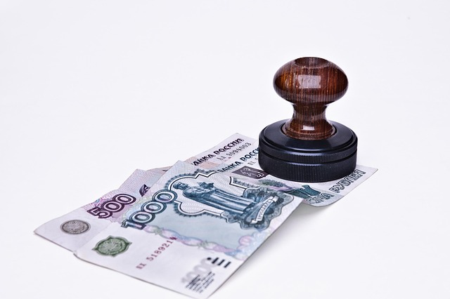 餅つき機を使い、家族で協力しながらお餅を丸めている様子