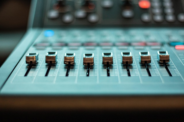 餅つき機の内部構造や操作パネルがクローズアップされ、機能性の高さをアピールするイメージ