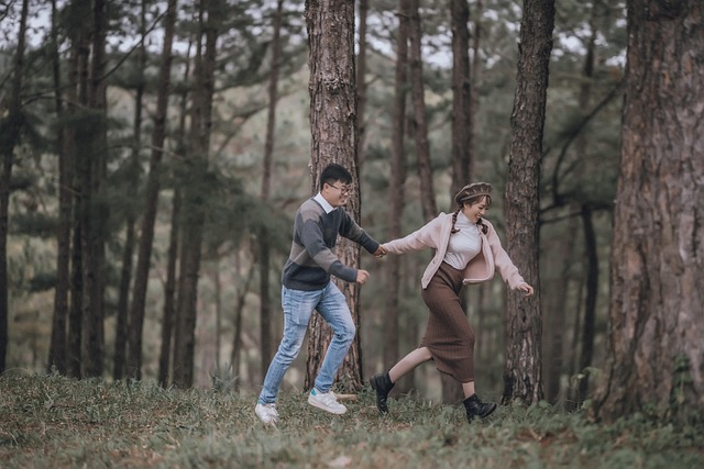 ランニングを楽しむ女性が笑顔で走っているイメージ