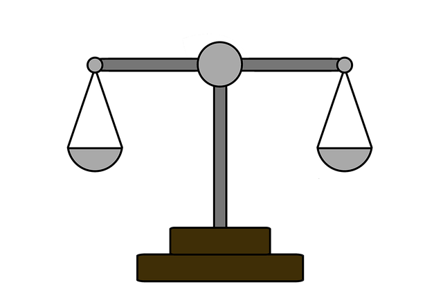 メジャーでウエストサイズを測る人、サイズ違いのベルトを比較する様子