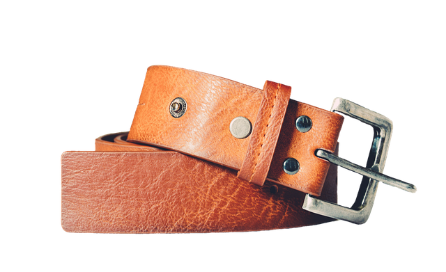 高品質な本革ベルトとバックルのクローズアップ