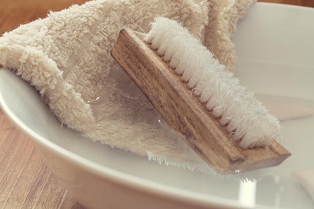 使用後の電動洗顔ブラシの替えブラシを流水で丁寧に洗浄している様子