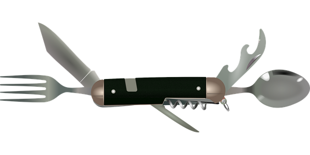 キャンプで食事を楽しむ人々が使う様々なフォーク