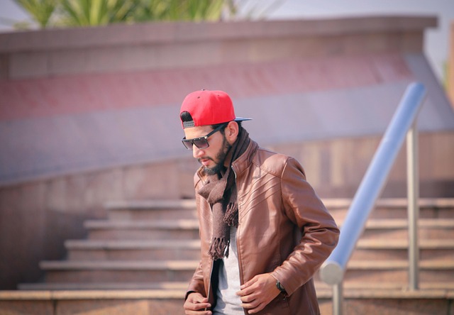 ファッションとして着用されているスタイリッシュなキャップ