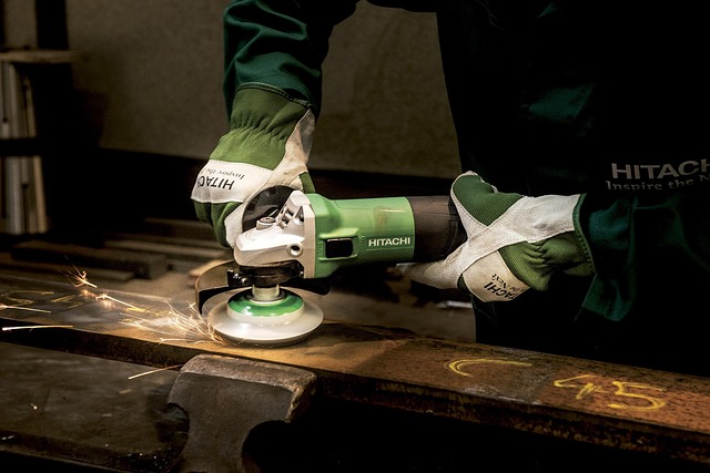 電動ミルの内部構造と挽き目調整ダイヤルのクローズアップ