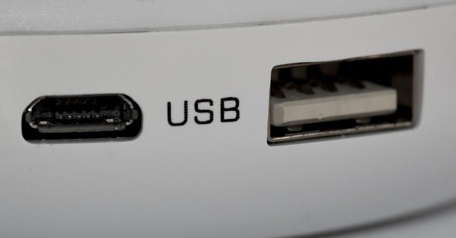 異なる種類のUSBケーブル（USB-A, USB-C, Micro USB）が並べられている様子