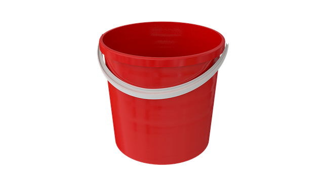 スタイリッシュなデザインの2穴パンチと書類