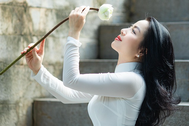 ドレスを丁寧に扱う女性の手元