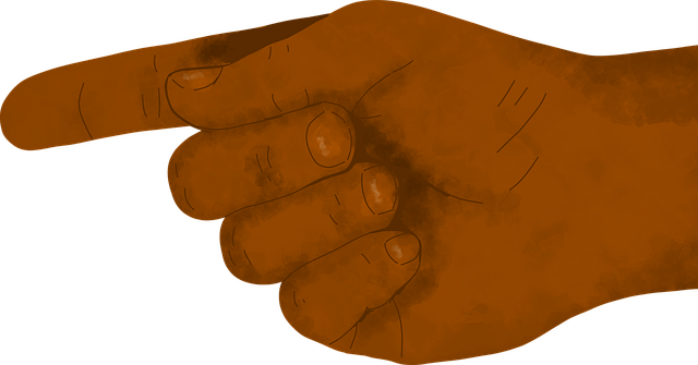 保湿ケア美容家電の購入前に注意すべき点を指し示す手