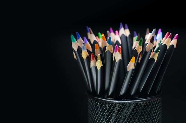 様々な硬度の鉛筆と色鉛筆のセット