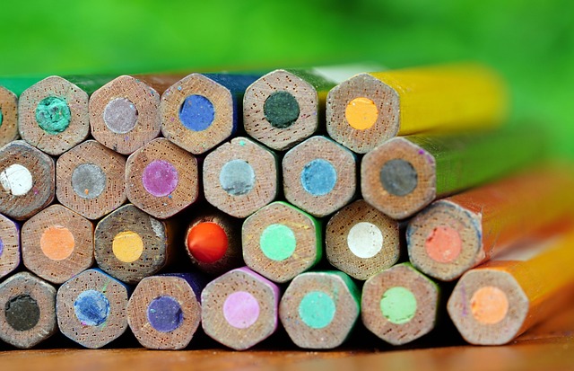 有名鉛筆メーカーのロゴが並んだイメージ