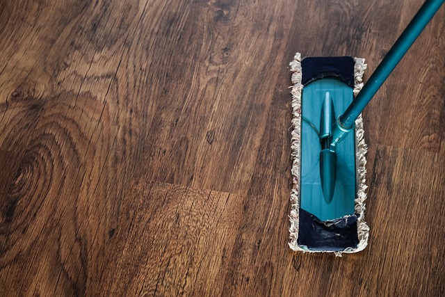 ボウルを丁寧に手洗いしている様子