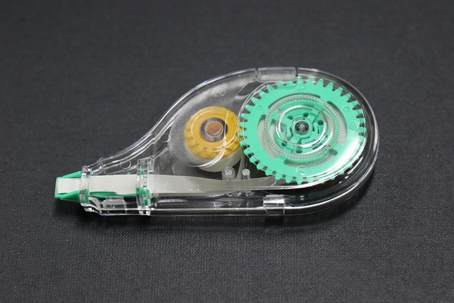 様々な種類の修正テープが並べられたデスクのイメージ