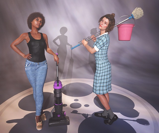 こたつの天板を拭く女性の手元