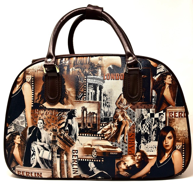 保冷バッグの内部の断熱材や防水ジッパーがクローズアップされたイメージ