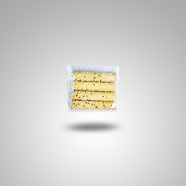 保冷バッグに食材と保冷剤を効率的に詰めている様子