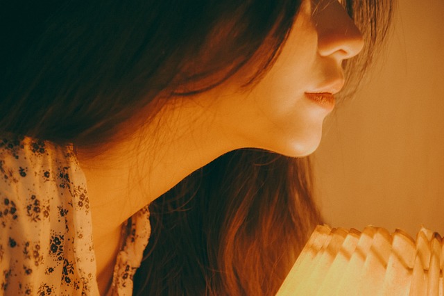 フェイスシェーバー使用後の肌トラブルを心配する女性と、注意喚起のアイコン