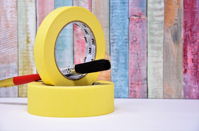 電動ヘアブラシを正しく使用し、手入れしているイメージ