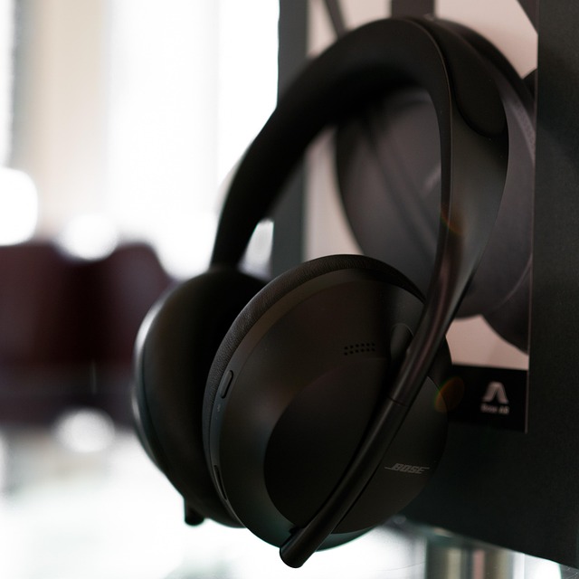 ノイズキャンセリングイヤホンケースの正しい装着方法や清掃方法を示すイメージ