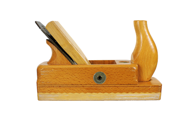 木材を滑らかに削る電動カンナの作業風景