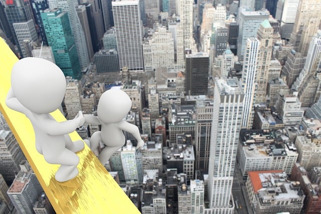 テープタイプとパンツタイプのおむつを比較している様子