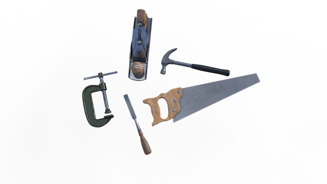 電動カンナを正しく使用し、木材を削る作業者の手元