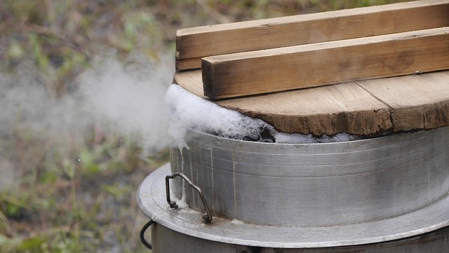 メスティンでご飯を炊く様子と、使用後の手入れをする手元