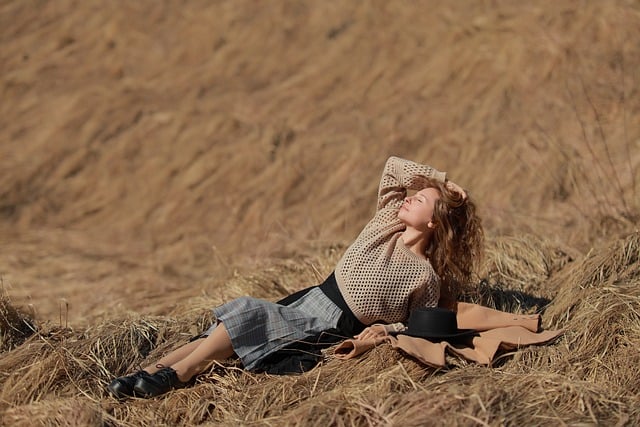 丁寧にコートをハンガーにかけ、ブラシで手入れする様子