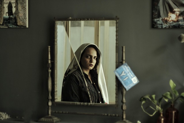 購入前にコートを試着し、鏡で確認する女性