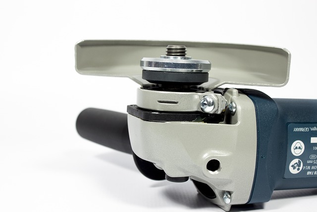 様々な種類の電動グラインダーが用途別に並べられている