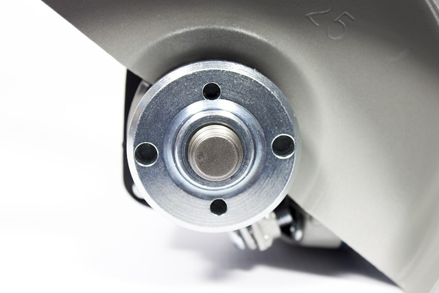 電動グラインダーの性能を示すスペック表と工具