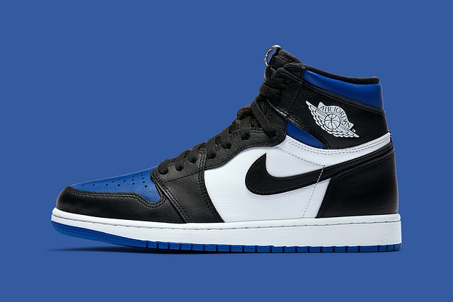 有名ブランドのカラフェが並べられたおしゃれな棚