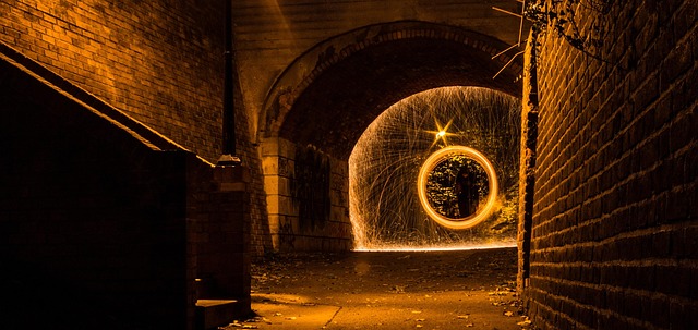 有名キャンプブランドのロゴが並び、それぞれの火吹き棒が展示されている様子