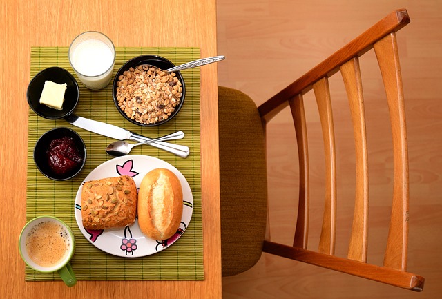 様々なデザインのチェアカバーが並べられた様子