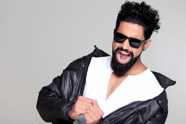 スタイリッシュなブルゾンを着こなす人物