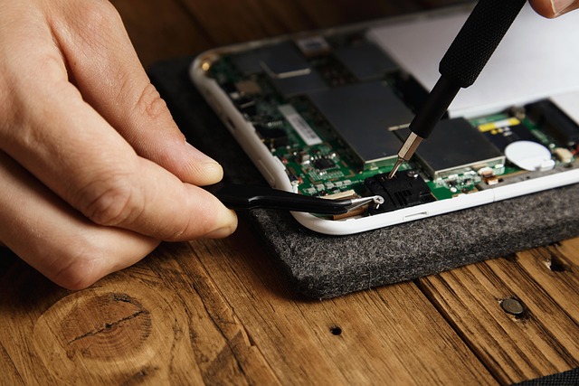 ルーターの設置場所を調整する人、メンテナンスをするイメージ