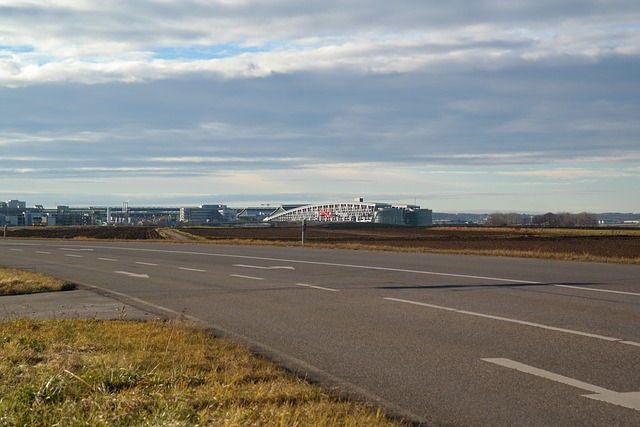 マキタ、ボッシュ、ベッセルなどの有名工具メーカーのロゴが並んだ背景に、様々なドライバーが配置されている様子