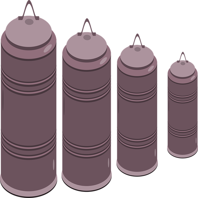 購入前に保存容器のサイズを測っている女性の手元