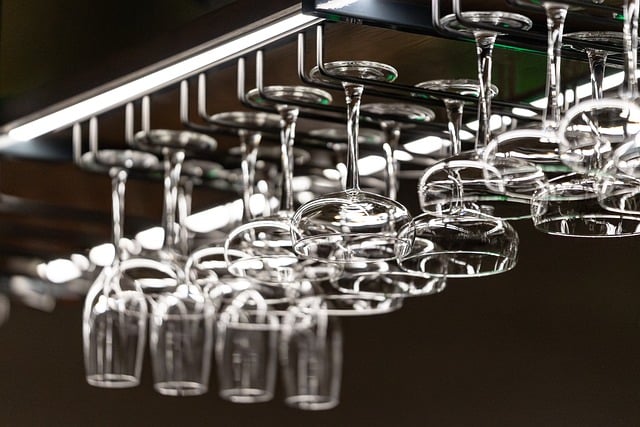 清潔なキッチンで輝く食器乾燥機