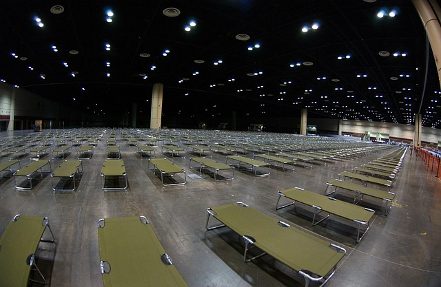 防災リュックの中身を点検し整理する様子