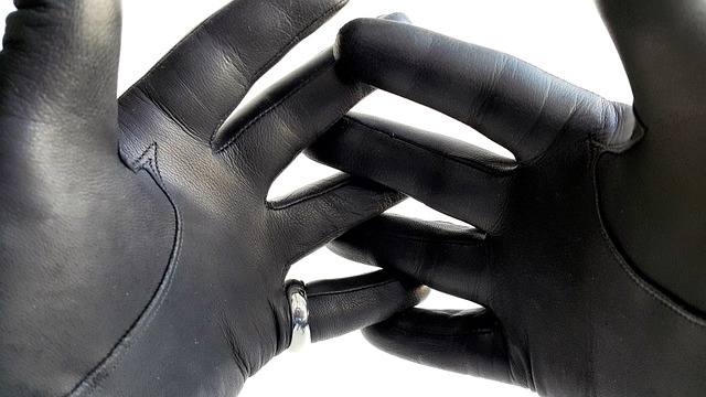 スタイリッシュな革手袋を着用した手のクローズアップ