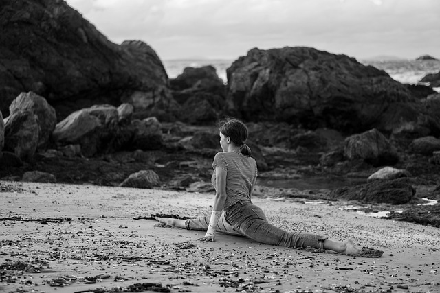 フィットネスブランドのロゴが並ぶ背景にバランスディスク