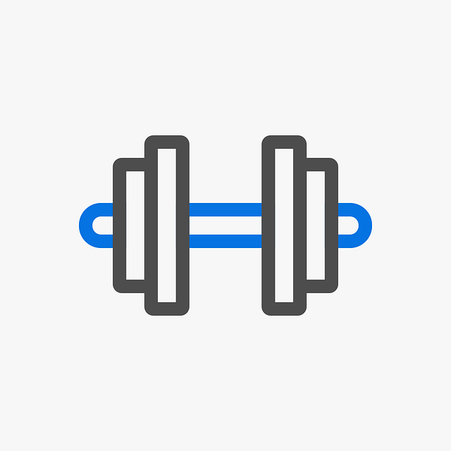 トレーニングベンチでダンベルプレスを行う男性