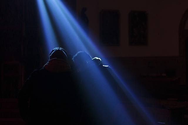 暗闇を力強く照らすヘッドライトのイメージ