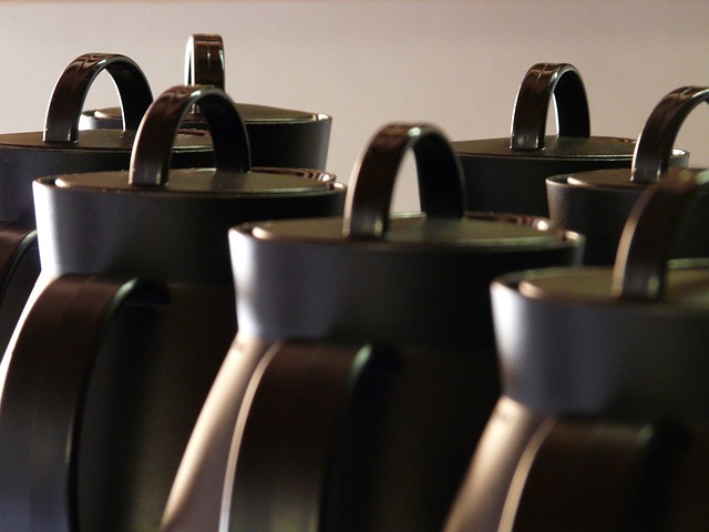 様々な有名ブランドのティーポットが並べられた高級感のあるディスプレイ