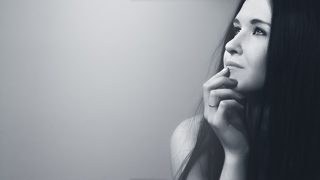 RF美顔器を顔に当てて使用している女性の横顔