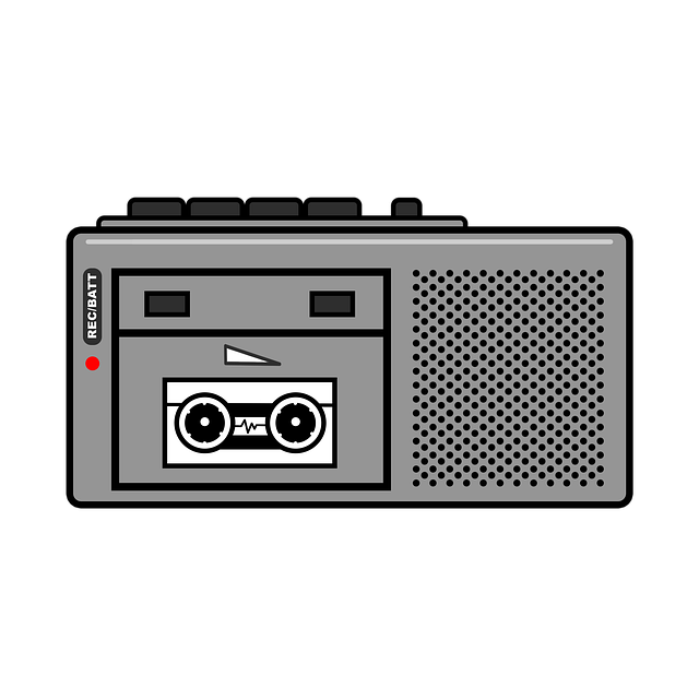 様々な種類のボイスレコーダーが並べられたデスクのイメージ